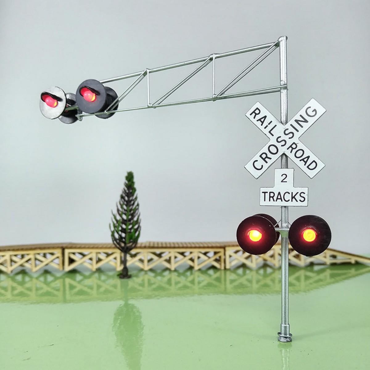 1 x O scale model cantilever grade crossing signal with gate arm barrier #C48